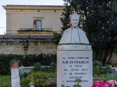 �La villa fu comprata dalla congregazione nel 1951, in occasione del centenario della nascita del nostro fondatore, Annibale Di Francia�, ci spiegano le guide indicandoci un busto posto nel giardino raffigurante il sacerdote